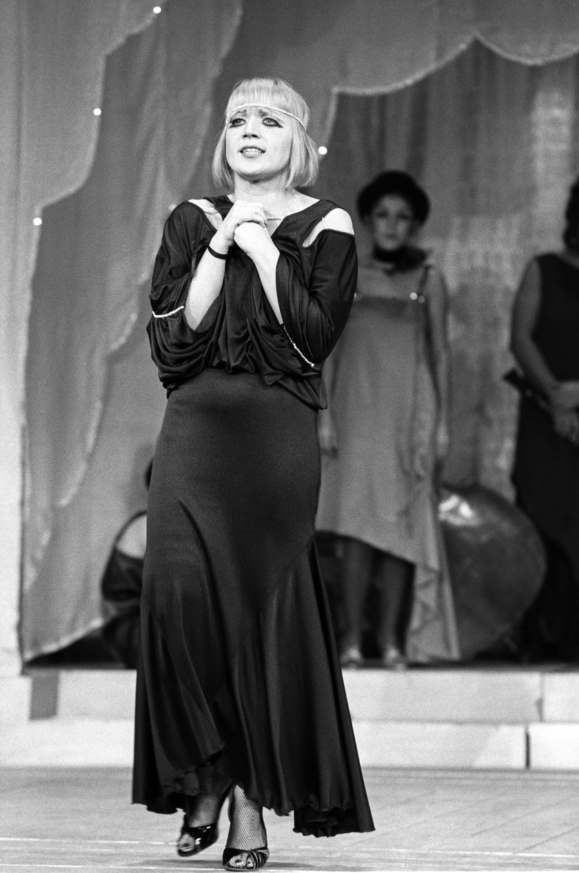 Csákányi Eszter Sally Bowles szerepében a Kabaré című zenés játékban, amit a kaposvári Csiky Gergely Színház 1980. január 11-én mutatott be.