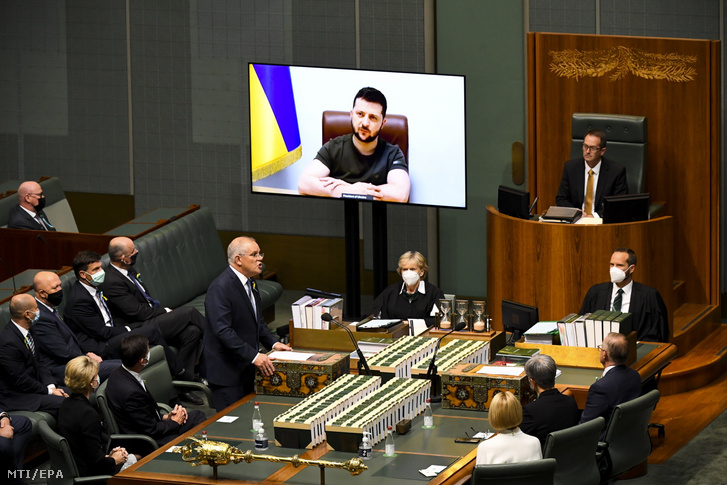Scott Morrison ausztrál miniszterelnök (k, balról) köszönti Volodimir Zelenszkij ukrán elnököt a videoüzenete előtt az ausztrál parlamentben, Canberrában 2022. március 31-én