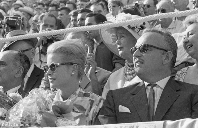 A monacói herceg és felesége, Grace Kelly 1961-ben egy mallorcai bikaviadalon