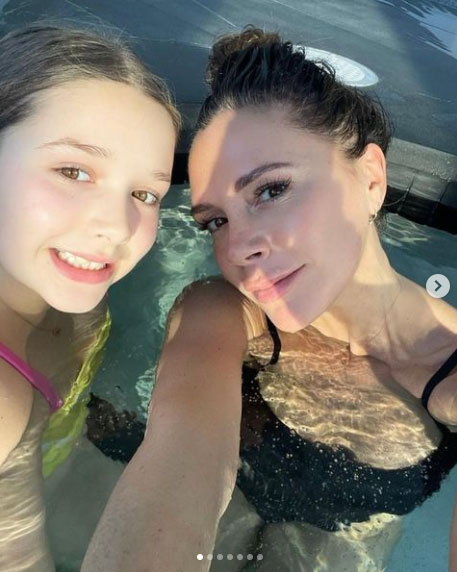 Victoria Beckham és kislánya itt éppen együtt fürdőztek egy medencében.