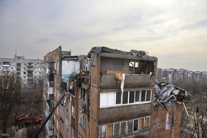 Légitámadásban megsemmisült lakóház Donyeckben 2022. március 30-án