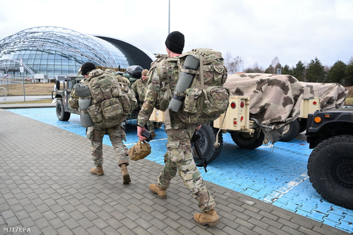 Az amerikai 82. légi szállítású hadosztály katonái a délkelet-lengyelországi Rzeszów-Jasionka repülõtéren 2022. február 7-én. A katonák a NATO keleti szárnyát erősítő küldetés kapcsán érkeztek Lengyelországba
