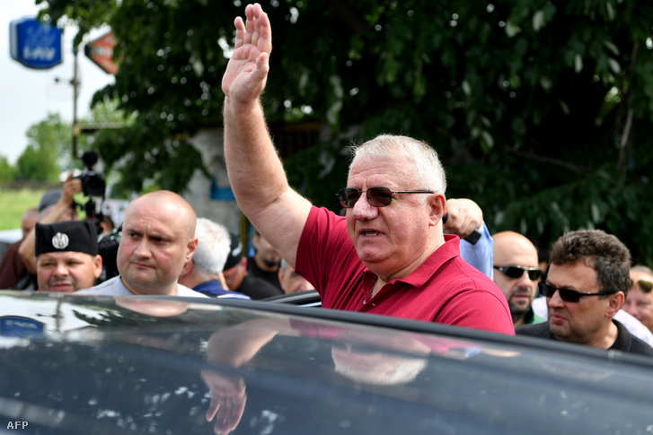 A Szerb Radikális Párt vezetője, Vojiszlav Seselj a támogatói között 2018. május 6-án