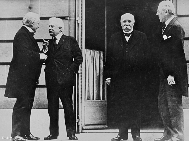 Clemenceau (jobbról a második), az olasz és a brit miniszterelnök, valamint az amerikai elnök társaságában a békekonferencián