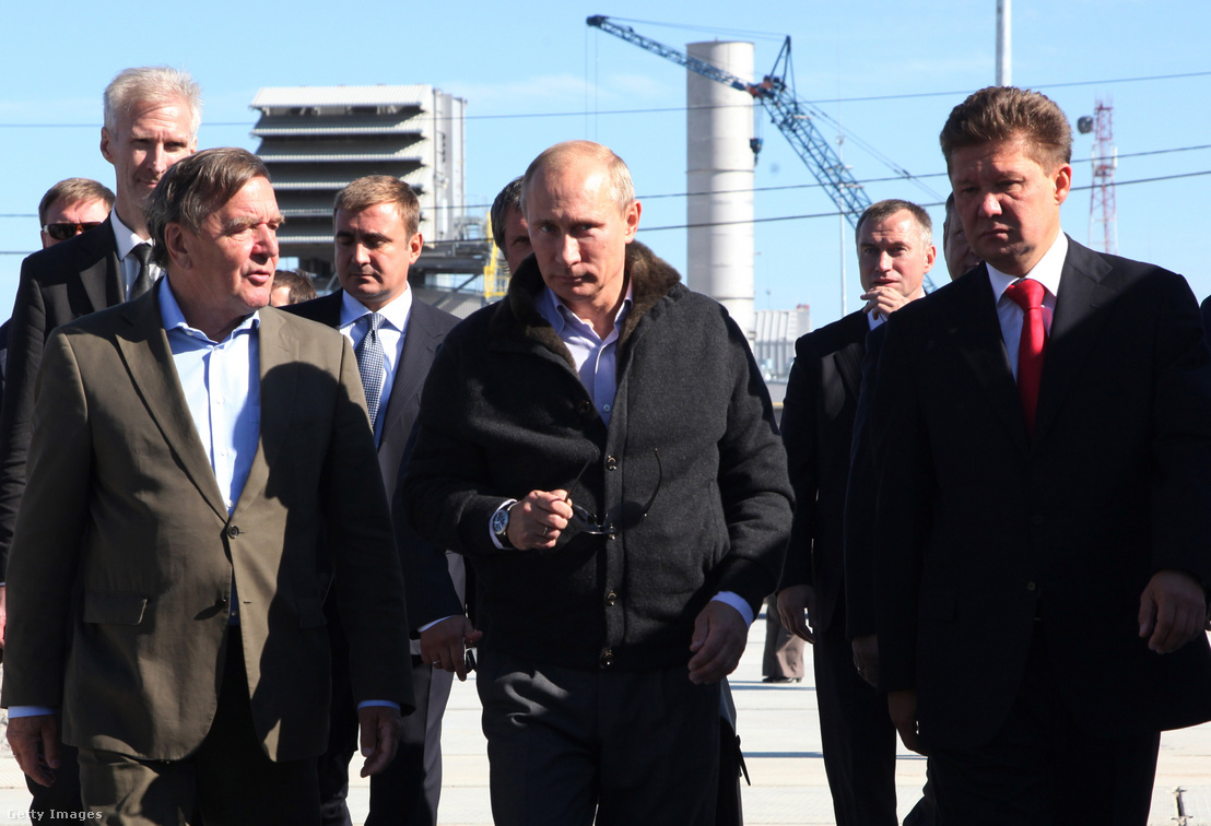 Vlagyimir Putyin az Északi Áramlat részvényesi bizottságának elnökével, Gerhard Schröderrel (b) és a Gazprom vezérigazgatójával, Alekszej Millerrel (j) 2011. szeptember 6-án