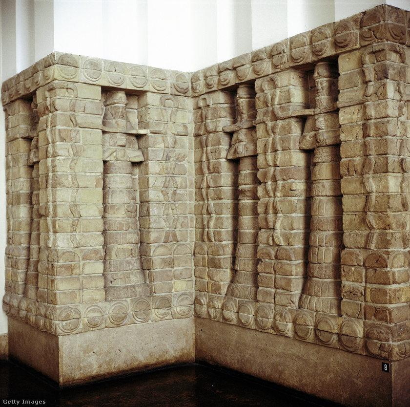 Díszesen faragott templommaradványok, amiket Uruk területén találtak.