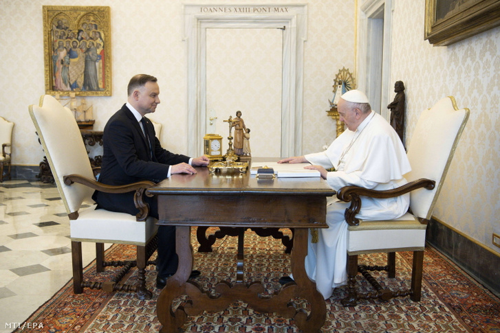 A Vatikáni Média által közreadott képen Ferenc pápa magánkihallgatáson fogadja Andrzej Duda lengyel elnököt a Vatikánban 2022. április 1-jén.