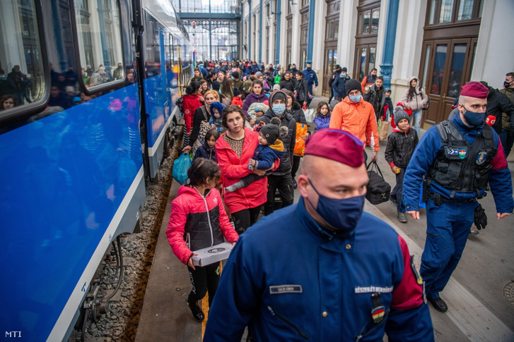 A háború miatt Ukrajnából menekülő emberek Budapesten a Nyugati pályaudvaron 2022. február 28-án