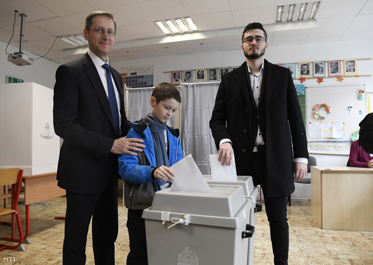 Varga Mihály pénzügyminiszter gyermekei társaságában leadja szavazatát