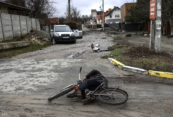 Holttest fekszik a földön a Kijevtől északnyugatra fekvő Bucsa egyik utcájában 2022. április 2-án