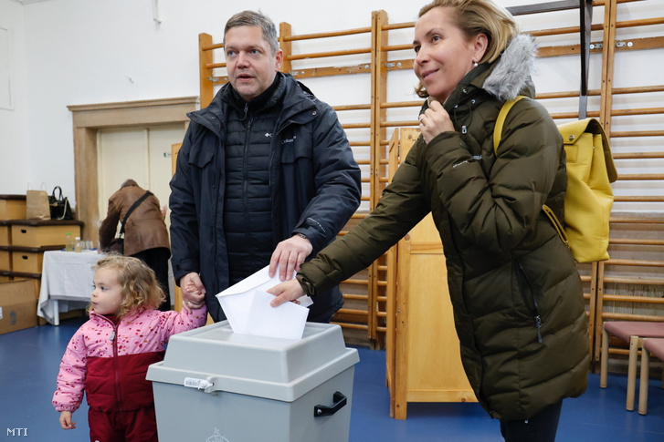 Tóth Bertalan felesége társaságában leadja szavazatát