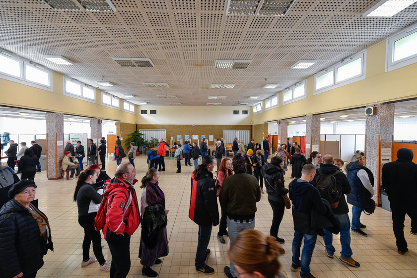 Szavazók állnak sorban a Debreceni Kazinczy Ferenc Általános Iskola és Alapfokú Művészeti Iskolában kialakított szavazóköröknél az országgyűlési választáson és gyermekvédelmi népszavazáson 2022. április 3-án.