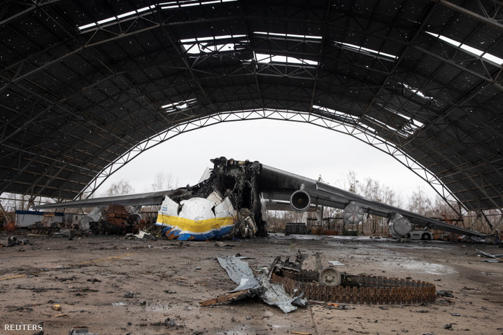 A megsemmisült Antonov An–225 Mrija teherszállító repülőgép 2022. április 2-án