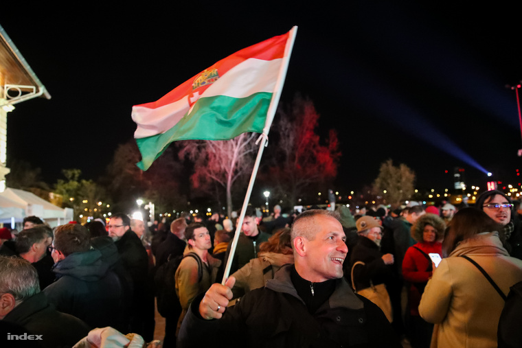 Több ezren ünnepelték a Fidesz–KDNP elsöprő győzelmét