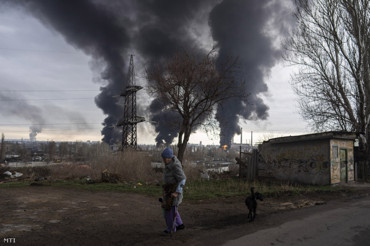 Sűrű, fekete füstoszlopok szállnak a magasba az orosz rakétacsapásokat követően a Fekete-tenger partján fekvő Odessza kikötővárosból 2022. április 3-án