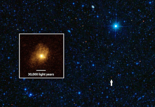 A WISE műhold felvételén nyíllal jelzett kicsi vörös folt a valaha észlelt legnagyobb hatékonyságú csillagontó galaxis. Az objektum a benne található gázanyagot a lehető legnagyobb ütemben alakítja csillagokká. Az inzertben a Hubble űrteleszkóp felvételén látható, hogy a galaxis rendkívül kompakt, fényének nagy része egy nagyon kicsiny, mindössze néhány száz fényév méretű régióból származik.