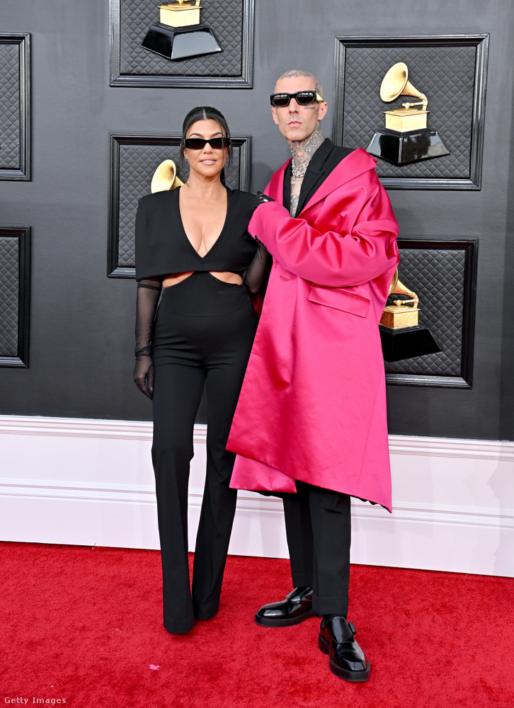 Kourtney Kardashian és vőlegénye, Travis Barker napszemüvegben pózolt a kameráknak