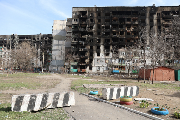 Megsérült épületek és járművek képe 2022. március 29-én Mariupolban