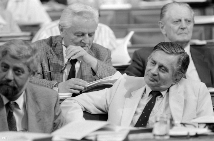 Antall József miniszterelnök (elöl j) és Horváth Balázs belügyminiszter (elöl b) az ülésteremben az Országgyűlés rendkívüli ülésszakán. Mögöttük Bejczy Sándor (b) és Vörös Vince kisgazda képviselők 1990. július 30-án