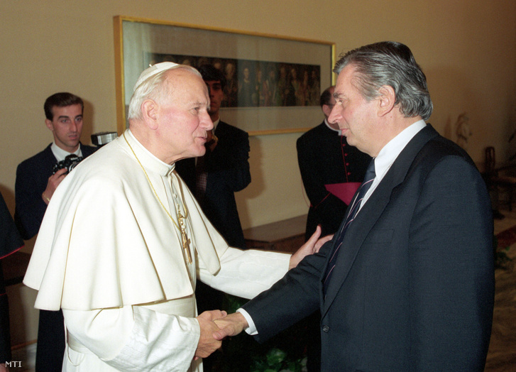 II. János Pál pápa magánkihallgatáson fogadta Antall József miniszterelnököt 1990. szeptember 14-15-e között Olaszországban tett hivatalos látogatásának utolsó napján
