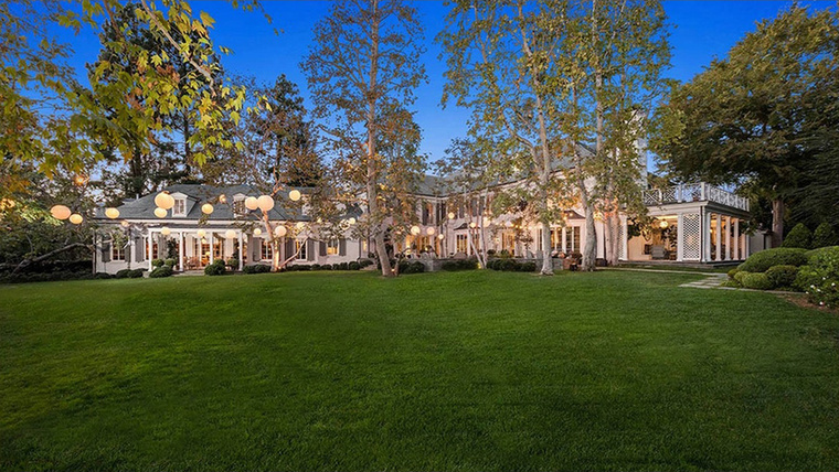 A lámpásokat a főépület és a medenceház közötti hatalmas kaliforniai platánokra aggatták.A luxusbirtokot 2018-ban kezdte értékesíteni Lauren King