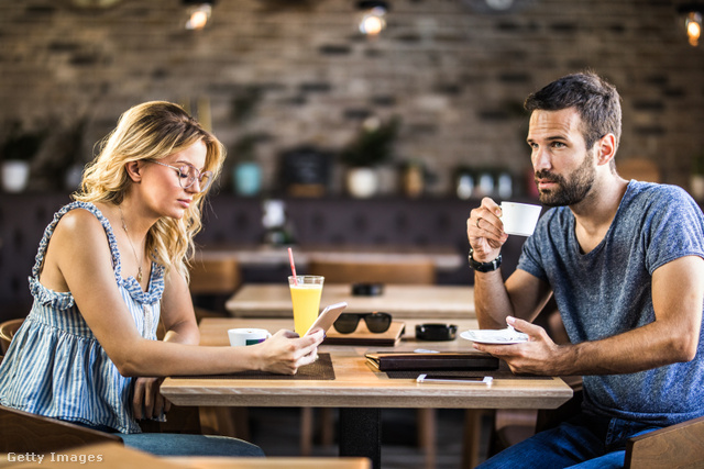 A dating burnout egyik első égető tünete lehet, ha már képtelenek vagyunk valódi figyelmet szentelni a partnerünknek