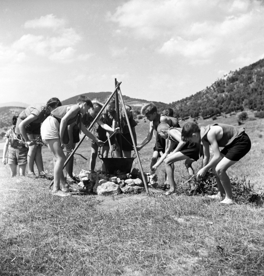 Budapest, 1953. július 17. Gyerekek tűzifát raknak a bogrács alá a Csillebérci Úttörő Táborban.
