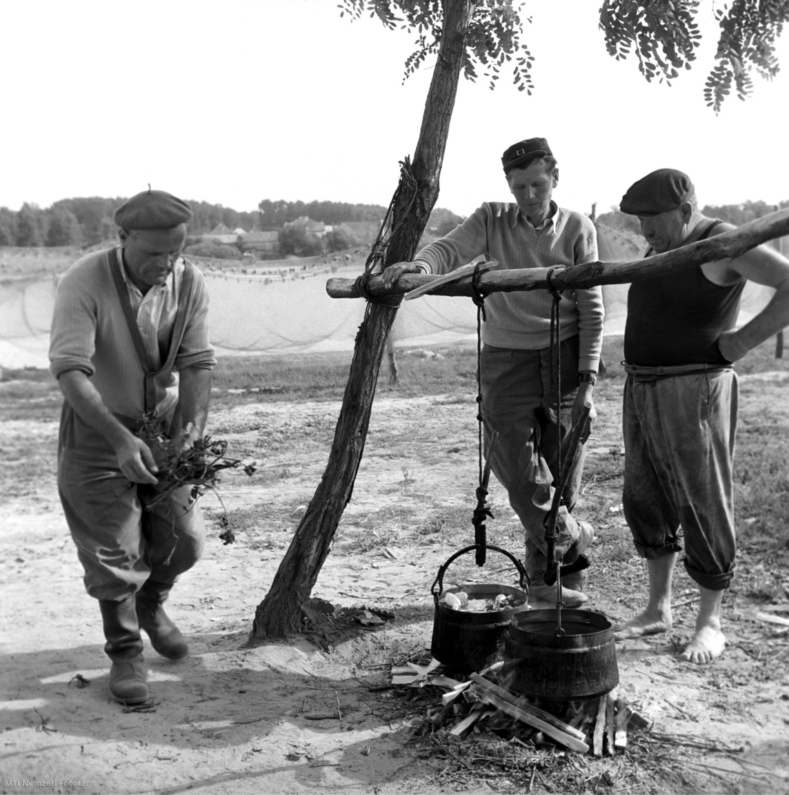 Bogyiszló, 1960. szeptember 19. Az egésznapos munka után halászlevet főznek a Béke Halászati Termelőszövetkezet halászai a holt Duna-ág partján. A tsz öt és félezer holdas vízterületén ebben az évben 800 mázsás haltermésre számítanak a halászok.