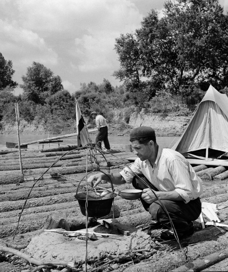 Magyarország, 1965. július 27. Bográcsban főz a tutajos az összekötözött fagerendákon faúsztatás közben, a Tisza folyón. A felvétel készítésének pontos helye ismeretlen.