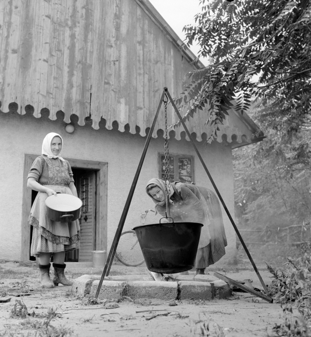 Hajós, 1968. szeptember 19. Asszonyok bográcsban főznek a pincemúzeum bejárata előtt.