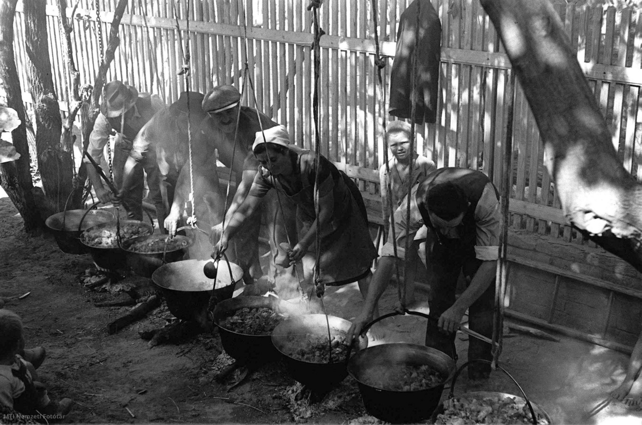 Kecskemét, 1946. szeptember 17. Bográcsban főznek a szüreti bálra. 