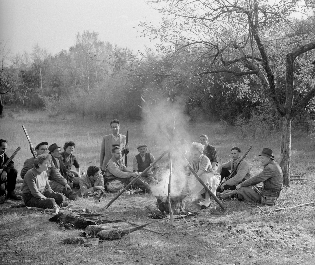 Szigethalom, 1962. október 21. Bolgár és magyar vadászok a szigethalmi tanács vadásztársasága által szervezett fácánvadászat befejezésekor a fácánpörköltet főzik.