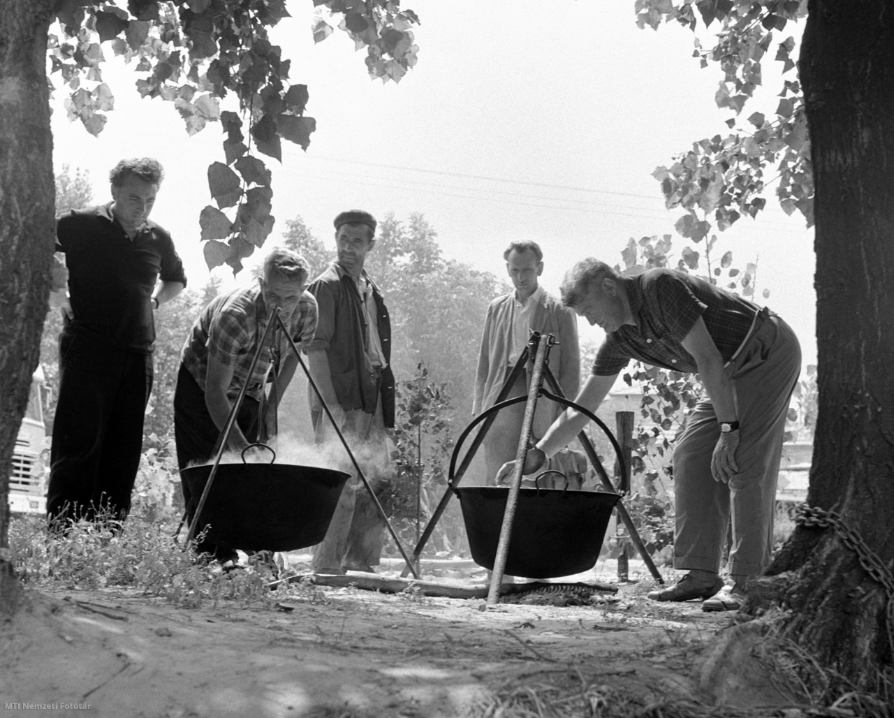 Győr, 1964. július 14. Bográcsokban nyílt tűzön készül a halászlé a Halászati Termelőszövetkezetek Központi Intézőbizottságának tagjainak, az Előre Halászati Szövetkezet telepén. Az ország vezető halászati szakemberei, a dunai halászszövetkezetek, valamint az ország más területén működő halászati szövetkezetek idei első féléves munkáját beszélték meg, és megismerkedtek Győr-Sopron megye élővízi halászatával a Győri Előre Halászati Termelőszövetkezet vendégeként.