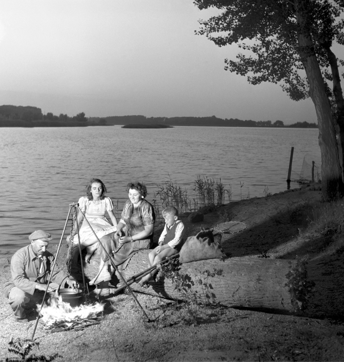 Tass, 1954. június 28. Fischer bácsi bográcsban főzi a halászlét családja számára a Magyar Országos Horgász Szövetség Rózsa-szigeti horgásztanyáján a Duna-parton.
