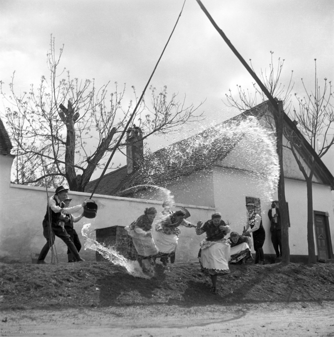 Miske, 1957. április 14. A Kalocsa-vidéki húsvéti népszokásokhoz hűen a legények húsvét hétfőjén vödörből zúdítják a vizet a miskei lányokra. 