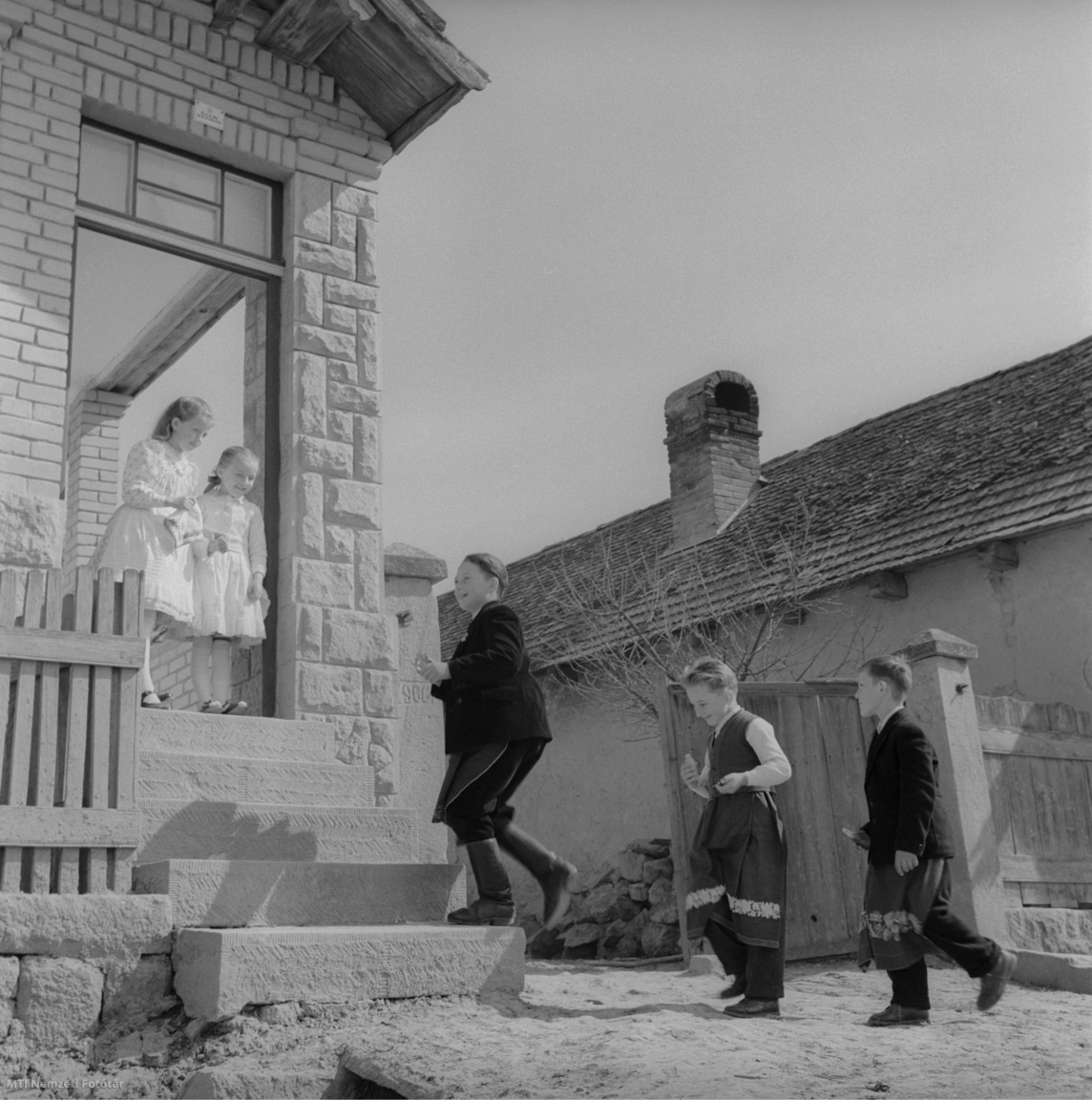 Bánk, 1959. március 25. Két kislány az ajtóban állva várja a kora reggel érkező locsolókat. 