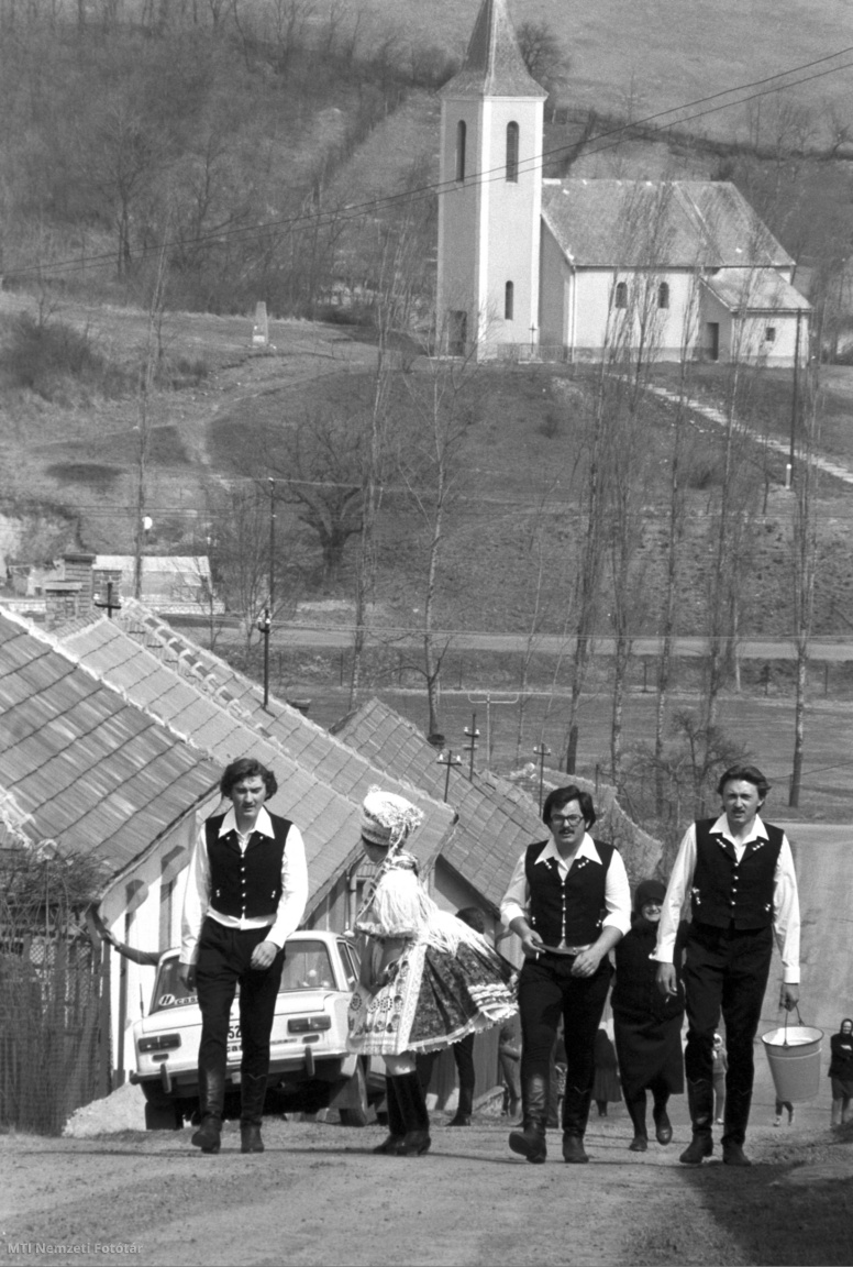 Vizslás, 1982. április 5. Népviseletbe öltözött helybeliek sétálnak az utcán a húsvéti locsoláskor.