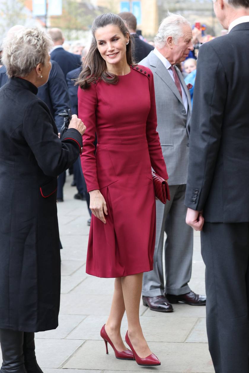 Letícia spanyol királyné egy elegáns, bordó ruhában keltett tegnap feltűnést.