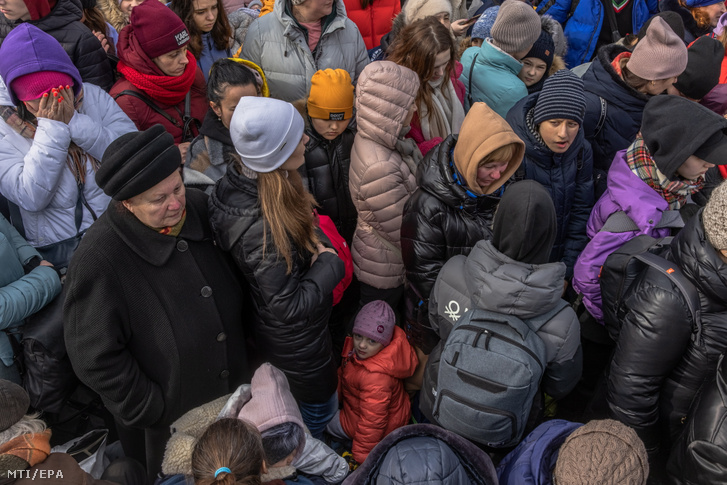 A Kijev közelében lévő Irpinyből menekülő emberek vonatra várnak 2022. március 4-én