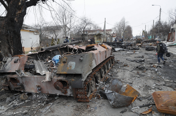 A kijevi hatóságok által szervezett sajtóút alkalmával készült kép megrongálódott orosz harcjármű roncsáról az ukrán hadsereg által visszafoglalt, Kijev melletti Bucsában 2022. április 5-én