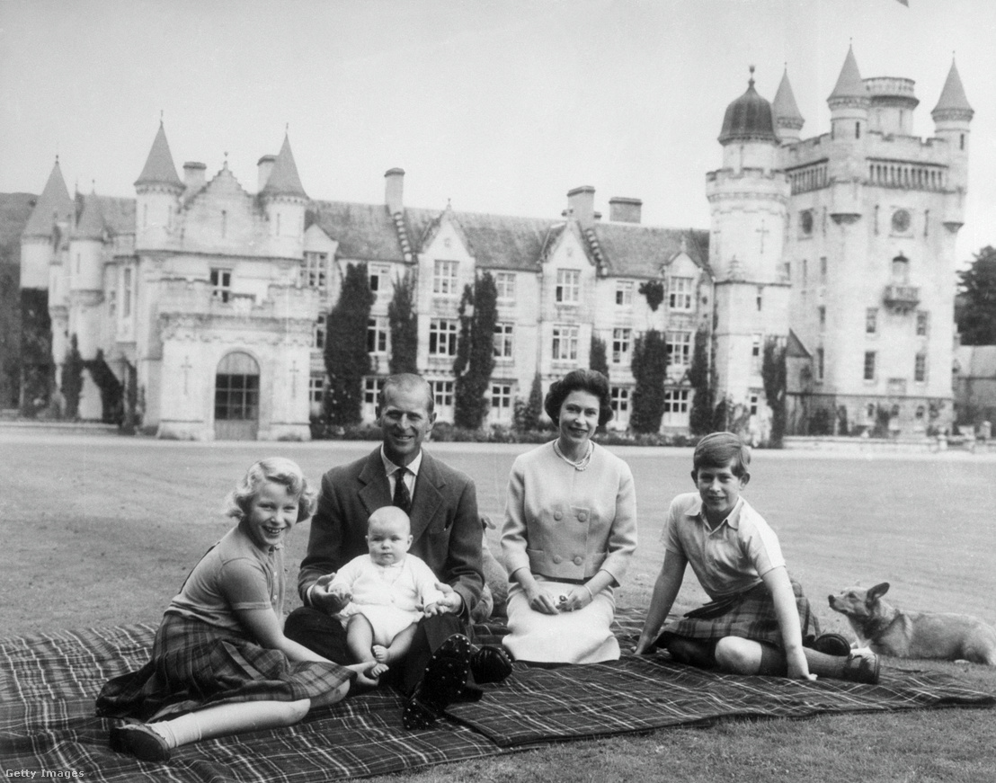Fülöp herceg, Erzsébet királynő és a gyerekek, András herceg, Károly herceg és Anna hercegnő 1960. szeptember 8-án