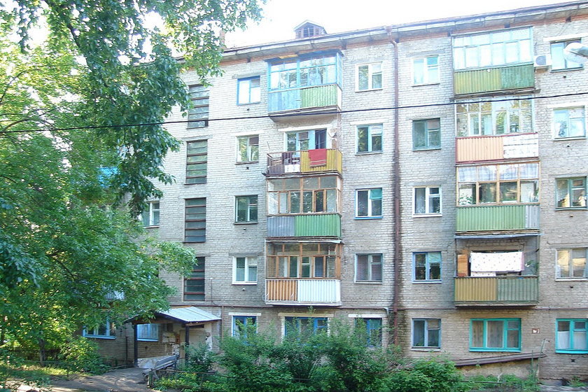 1280px-Khrushchovka yard Kazan