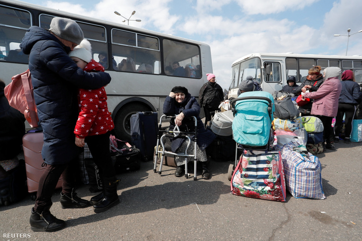 Ukrán menekülők Mariupol déli kikötőjében Ukrajna 2022. április 5-én