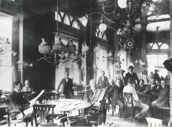 Kereskedők a Centrál Kávéházban az 1910-es években. A fotón a kávéház belső terének egyik részlete látható