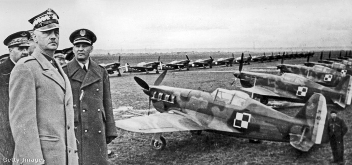 Wladyslaw Sikorski tábornok látogatása a Lengyel Légierő kiképzőközpontjában 1940-ben
