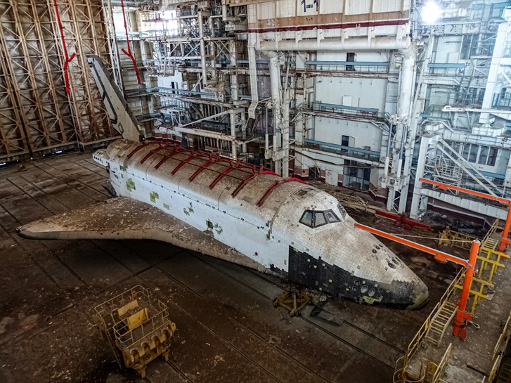 h MDRUM Abandoned Space Shuttle-4