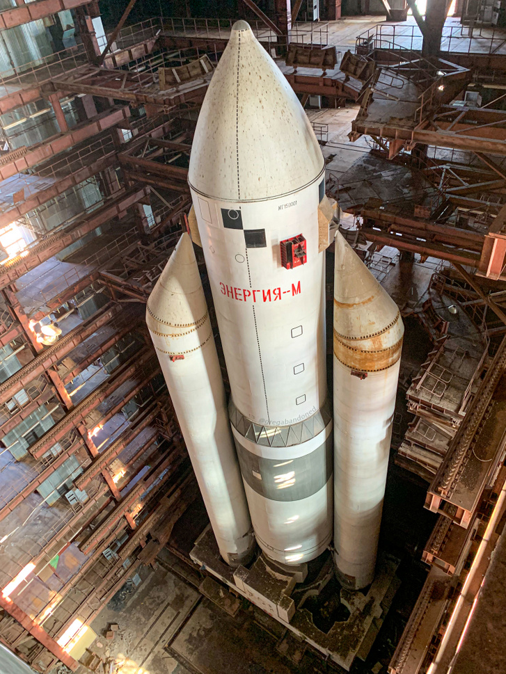 h MDRUM Abandoned Space Shuttle-2