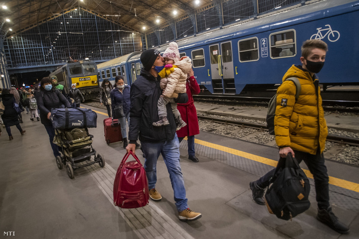 Az orosz-ukrán háború elől menekülő emberek Budapesten a Nyugati pályaudvaron 2022. március 2-án.