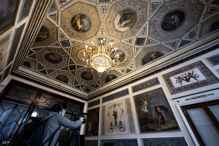 Procuratie Vecchie épületének freskói a restaurálás után, Velencében 2022. március 31-én
