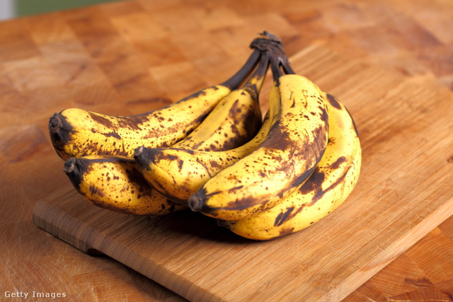 A banán barnulását a felszabaduló etiléngáz gyorsítja fel